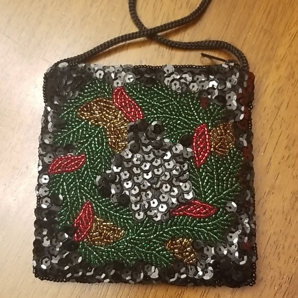 $5 Item MUST BUNDLE WITH 2 OTHER ITEMS  Tiny holiday wreath sequined bag - Picture 4 of 8